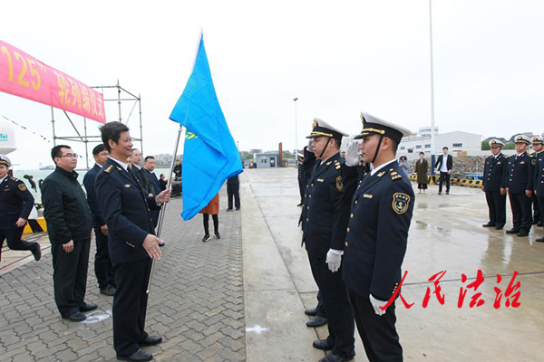 广西海事局黄军根局长向北海海事局两艘海巡船授旗.jpg