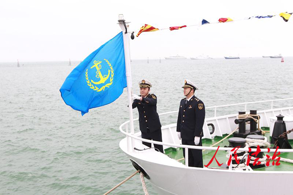 海事执法人员在“海巡1005”船上升海事旗.jpg
