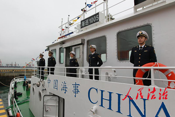 海事执法人员在“海巡1005”船上列队.jpg
