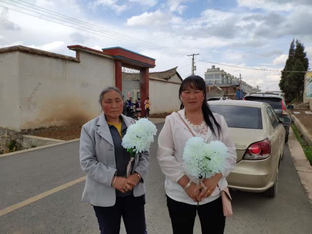 会泽新街乡凤凰村赵桂珍女士，今天特意赶来送两位英雄，