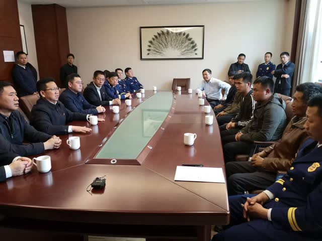 各级领导问查卫光父亲查啟义、哥哥查卫升送上慰问金。