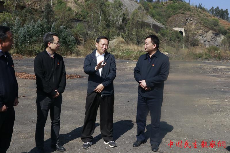 云南省检察院党组成员、副检察施建邦调研煤炭堆场现场_副本.jpg